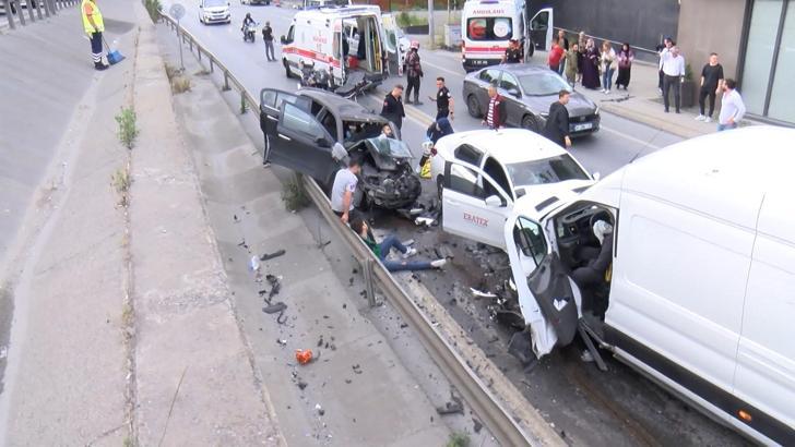 İstanbul- Küçükçekmece'de 2 otomobil panelvanla kafa kafaya çarpıştı; 2'si ağır 6 yaralı