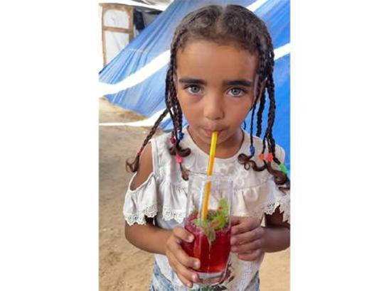 Diş teknisyeni Mokhtar Hamdi, Gazzeli çocuklara içecekler hazırlayarak onları mutlu ediyor