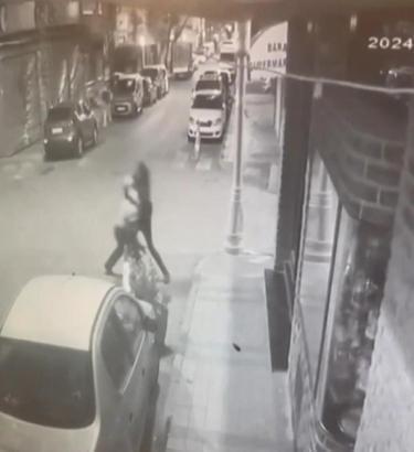 İstanbul - Sultangazi'de sokakta yumruk yumruğa kavga