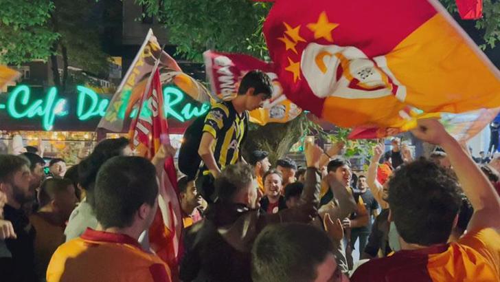 Fenerbahçeli çocuk, şampiyonluk kutlamalarında Galatasaraylı taraftarlara üçlü çektirdi