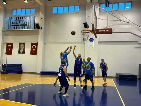 İzmir'de 65 yaş ve üzeri basketbolcuların Türkiye'de rakibi yok