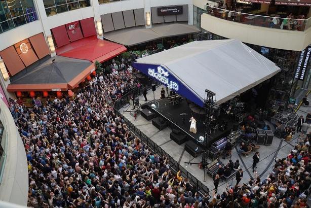 Akasya’nın 10’uncu yıl konserleri Candan Erçetin’le sona erdi