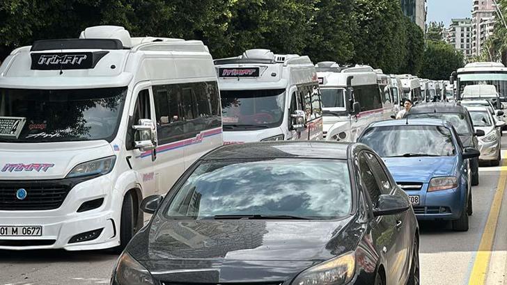 Adana'da güzergahları başka kooperatiflerle paylaştırılan dolmuşçular kontak kapattı