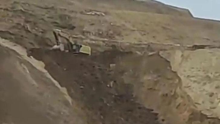 İliç’te arama çalışmalarında bir kez daha toprak kaydı, olay anı kamerada