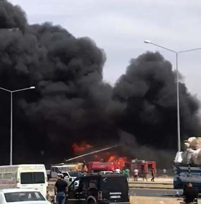 Gaziantep'te iş yerinde yangın; yakındaki 5 araç da kullanılamaz hale geldi