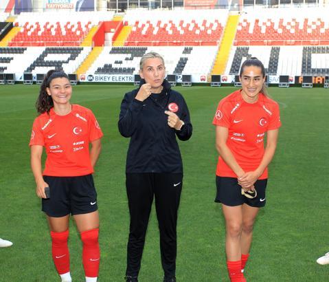 A Milli Kadın Futbol Takımı, Erzincan'da hazırlıklarına devam etti
