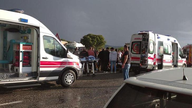 Karşı şeride geçip devrilen kamyon, işçi servisiyle çarpıştı: 14 yaralı