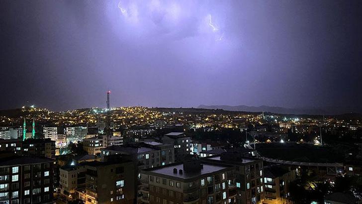 Siirt’te şimşekler geceyi aydınlattı