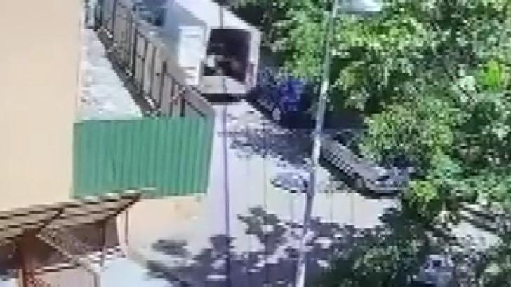 İstanbul - Beşiktaş'ta yokuşta kayan minibüs ağaçlık alana daldı; o anlar kamerada