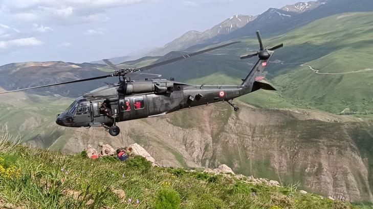 Mantar toplarken kayalıklardan düştü, askeri helikopterle hastaneye götürüldü