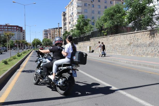Diyarbakır'da isimleri karıştırılan 2 okulda önlem alan Yunus timleri, 11 öğrenciyi sınava yetiştirdi