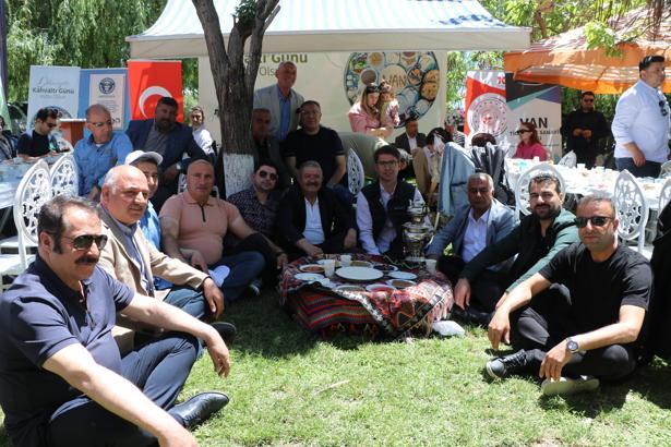 Van'da 5'inci 'Dünya Kahvaltı Günü' etkinliği; inci kefallerini de izlediler