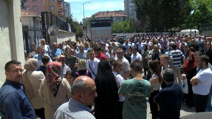 İstanbul- LGS'den çıkan çocuklarını alkışlarla karşıladılar