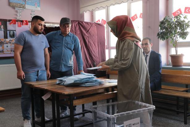 Kayseri'nin Pınarbaşı ilçesinde oy kullanma işlemi başladı (3)