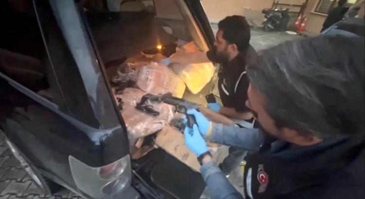 Konya'da 'Mercek-20' operasyonunda 225 ruhsatsız tabanca ele geçirildi -  Ankara Haberleri