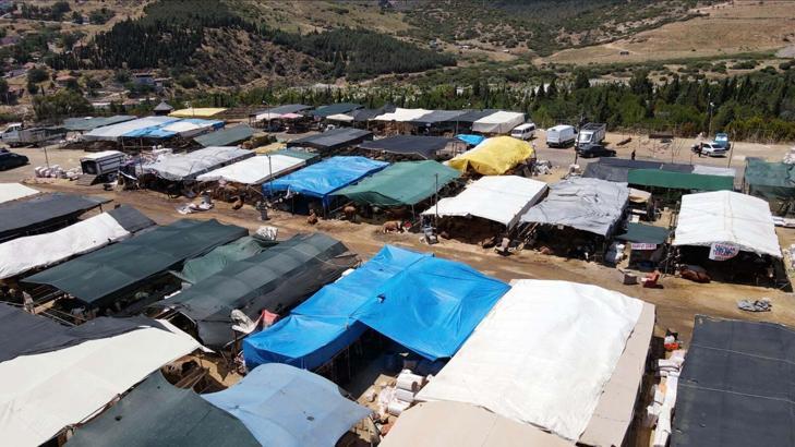 Bayraklı'da kurban satış yerlerinde hazırlıklar tamamlandı