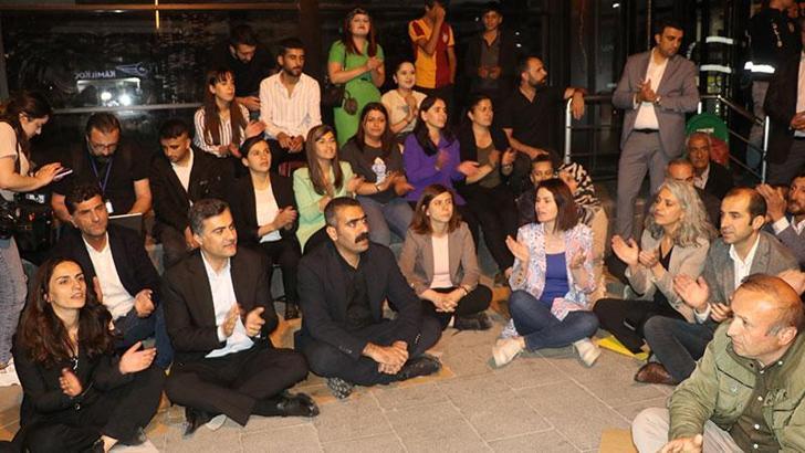 DEM Parti milletvekilleri, kayyım atamasına tepki gösterip oturma eylemi yaptı