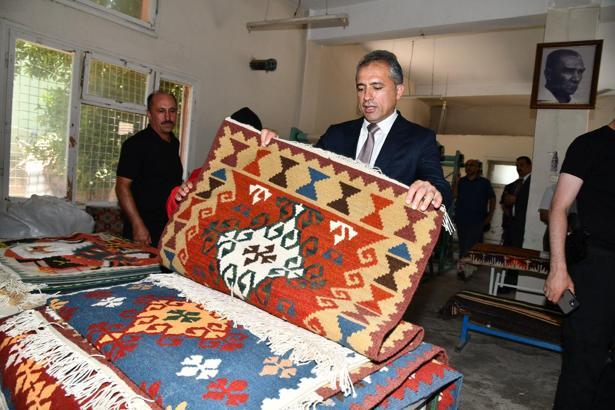 Başkan Çenet’ten Karatepe Kilim Kooperatifi’ne ziyaret