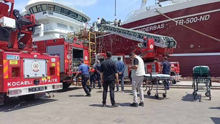 Tersanede gemi yangını; 4 mürettebat dumandan etkilendi