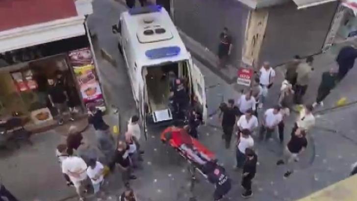 Fatih'te kavga ettiği kişiyi boynundan bıçakladı