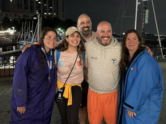 Aysu Türkoğlu ve Yasemin Altıntaş  “20 Bridges Swim" yüzüşünü tamamladı