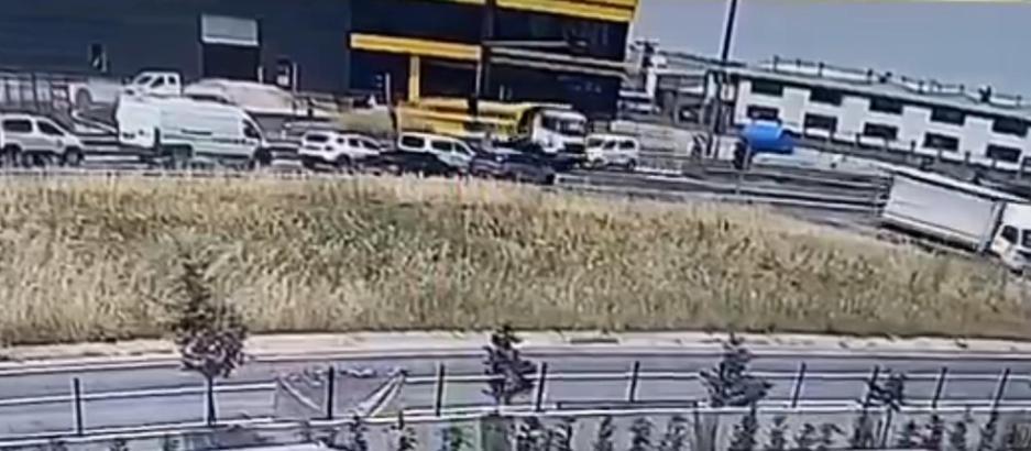 Kırmızıda geçip kamyona çarpan hafif ticari aracın sürücüsü öldü