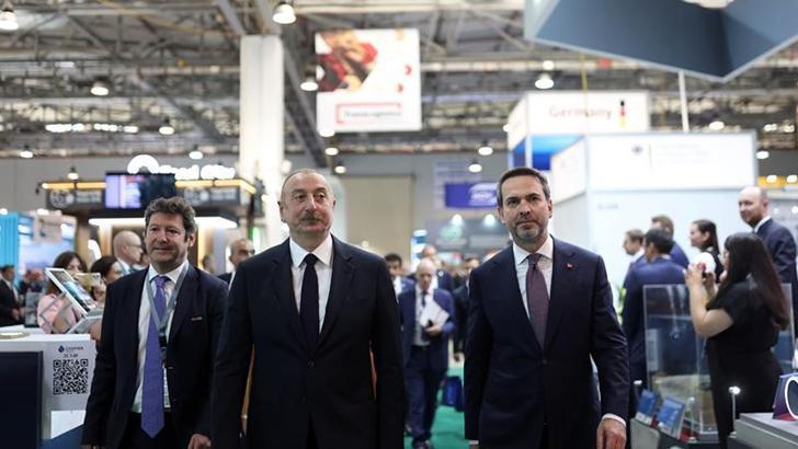 Bayraktar, Aliyev ile Uluslararası Hazar Petrol ve Gaz Fuarı’nda stantları gezdi