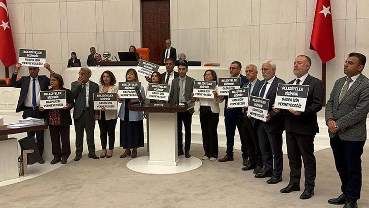 TBMM Genel Kurulu'nda DEM Partili milletvekilleri kürsüyü işgal etti