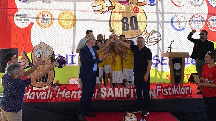 Minik hentbolcular kupalarını Samet Aybaba’dan aldı