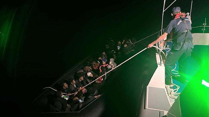 İzmir açıklarında 41 düzensiz göçmen yakalandı, 57 düzensiz göçmen kurtarıldı