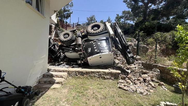 11 yaşındaki çocuk, hareket ettirdiği iş makinesinin devrildiği kazada öldü