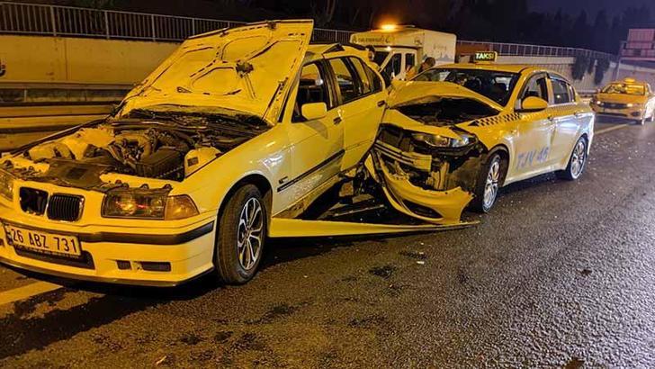 Zeytinburnu D-100 Karayolu'nda arıza yapan otomobile taksi çarptı: 1'i ağır 2 yaralı