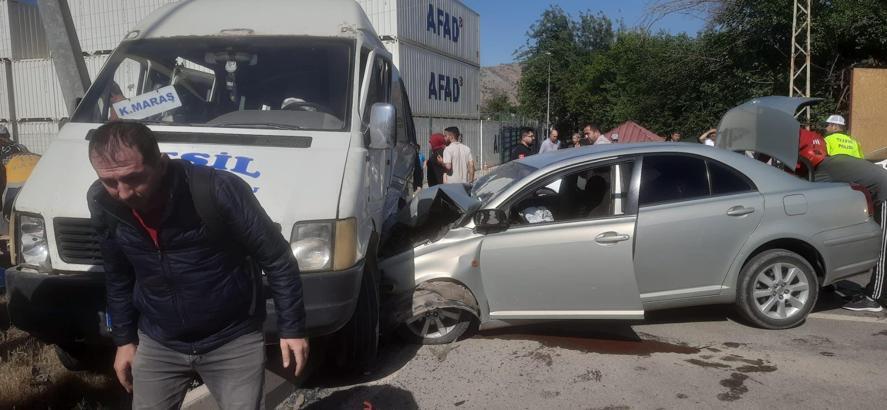Kahramanmaraş'ta otomobil ile yolcu minibüsü çarpıştı: 8 yaralı