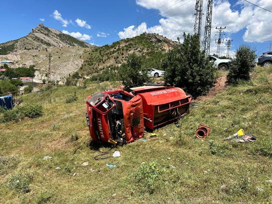 Tunceli'de itfaiye aracı, şarampole yuvarlandı; 3 yaralı