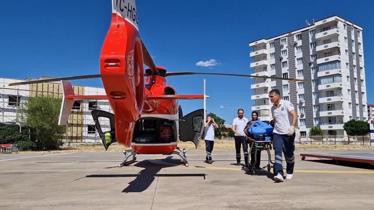Ambulans helikopter, mezrada attan düşen yaralı için havalandı