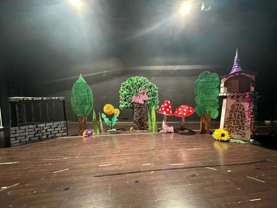 Sokaktan toplanan atıklar sahne dekoruna dönüştü