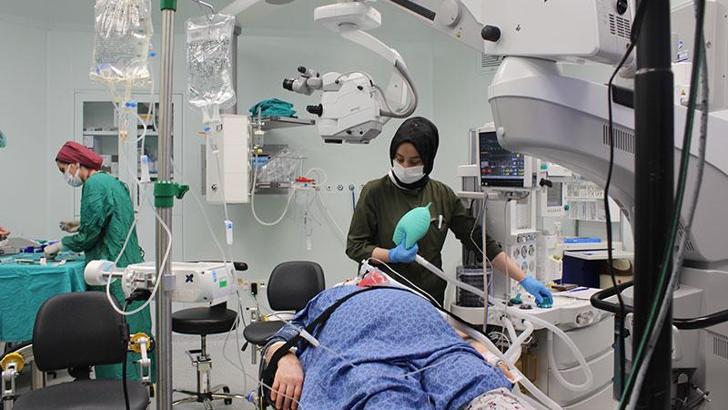 Göz hekimleri, 8'inci Canlı Cerrahi Sempozyumu'nda