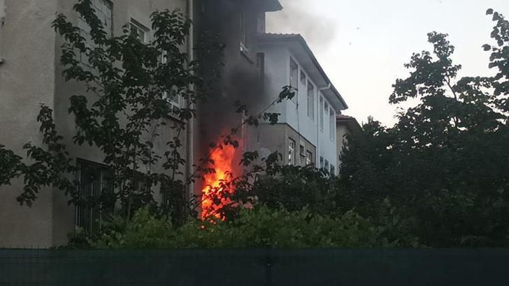 Kız arkadaşını döven ailesine sinirlenip, anne- babasıyla birlikte yaşadığı evi ateşe verdi