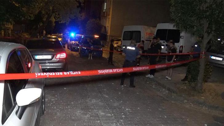 Avcılar’da binadan kopan parçalar park halindeki 2 otomobilin üzerine düştü