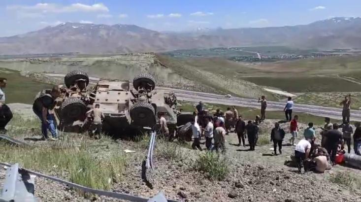 Van'da askeri araç devrildi: 4 yaralı