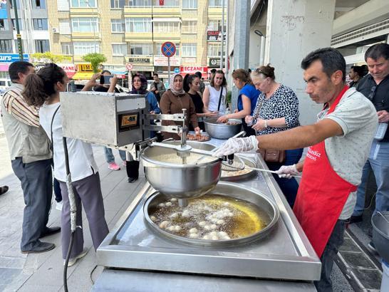 Burdur'da şehit Dönder için lokma dağıtıldı