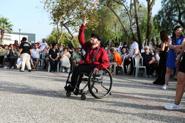 Karşıyaka'nın engel tanımayan gençlerinden renkli gösteriler