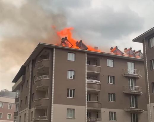 Ağrı'da 6 katlı binanın teras katında ekmek pişirmek için yakılan sobadan sıçrayan kıvılcım yangın çıkardı