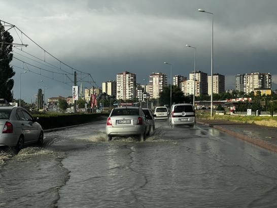 Kayseri'de şiddetli rüzgar ve sağanak; çatılar uçtu, yollar göle döndü