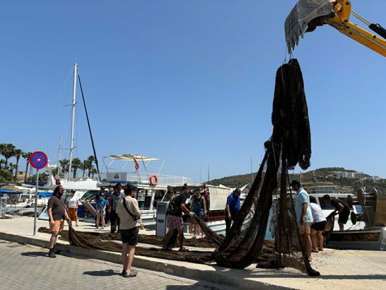 Muğla'da 14 yıldır deniz dibindeki hayalet ağ çıkartıldı