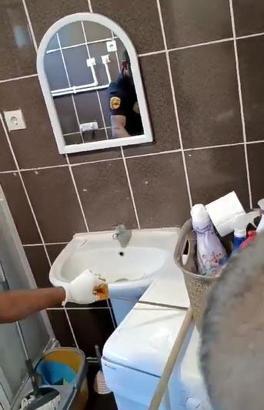 Öğretim görevlisinin çamaşır makinesine giren yılanı, itfaiye ekibi çıkardı