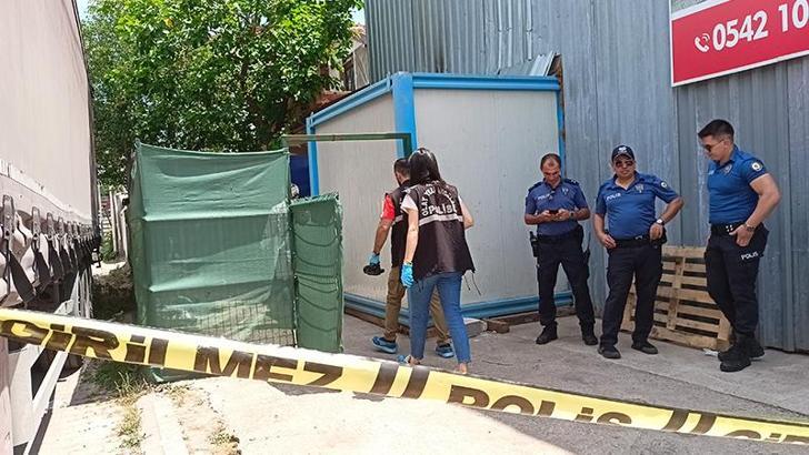 Silahını temizlerken ortağının oğlunu vurdu