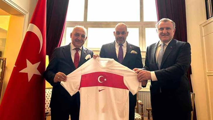 Bakan Bak ve TFF Başkanı Büyükekşi, Varşova Büyükelçiliği'nde ağırlandı