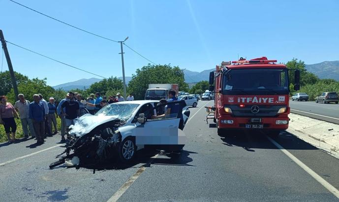 Denizli'de 2 otomobil çarpıştı; sürücü kursu eğitmeni öldü, 5 yaralı