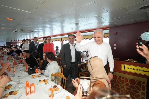 Ümraniye'de mezun olan öğrenciler boğaz turu yaptı